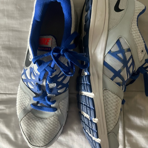 Men’s gray and blue Nike shoes - Picture 2 of 4
